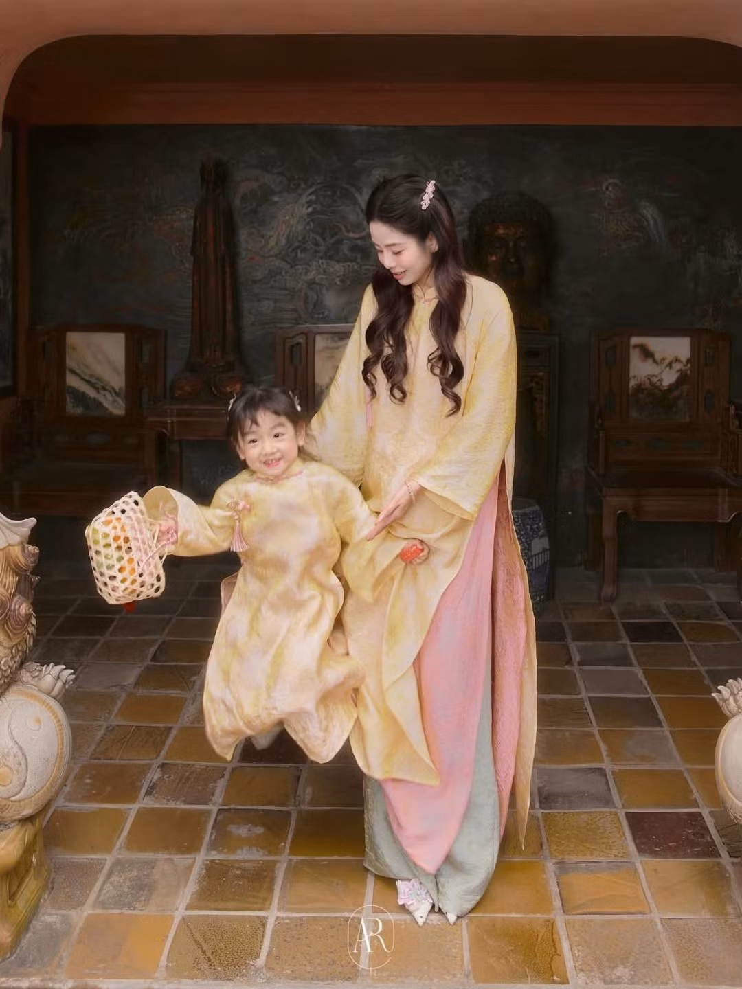 Không cần tạo dáng cầu kỳ, bộ ảnh ghi lại những khoảnh khắc tự nhiên nhất của hai mẹ con như cùng nhau tìm hiểu về bàn cờ tướng truyền thống, khoảnh khắc bé Bún hào hứng cầm giỏ quà Tết và bao lì xì hồng... (Ảnh: IGNV)