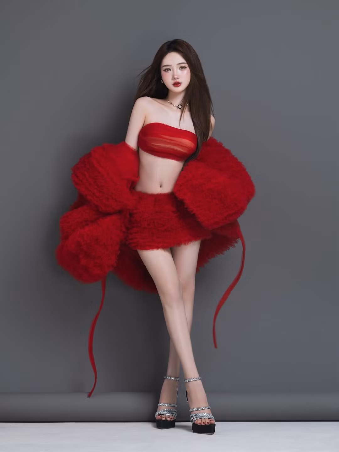 Diệu Linh, cái tên không còn xa lạ trong cộng đồng mạng với hơn 1,2 triệu người theo dõi, vừa gây "bão" với bộ ảnh mới đầy táo bạo và lạ lẫm. Nữ hot girl sinh năm 2004 gây ấn tượng mạnh mẽ với visual sắc sảo, quyến rũ khác hẳn vẻ ngọt ngào thường thấy.