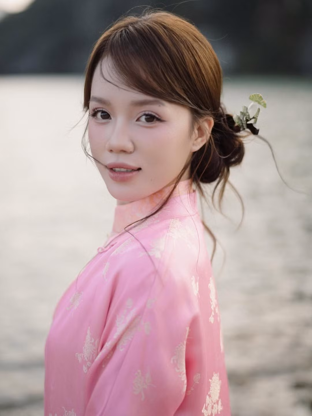Giữa không gian bao la của núi đá vôi và dòng nước xanh mướt của Tràng An, sắc hồng của tà áo như một điểm nhấn dịu mắt, tạo nên một bức tranh tổng thể vô cùng hài hòa. (Ảnh: IGNV)