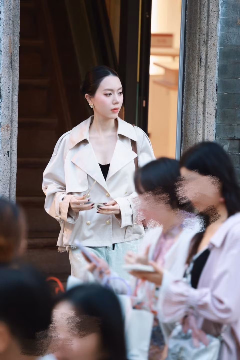 Ánh sáng, màu sắc và góc chụp đều mang hơi hướng nghệ thuật, làm nổi bật cả thần thái của blogger lẫn bối cảnh đường phố đặc trưng của Quảng Châu. (Ảnh: FBNV)
