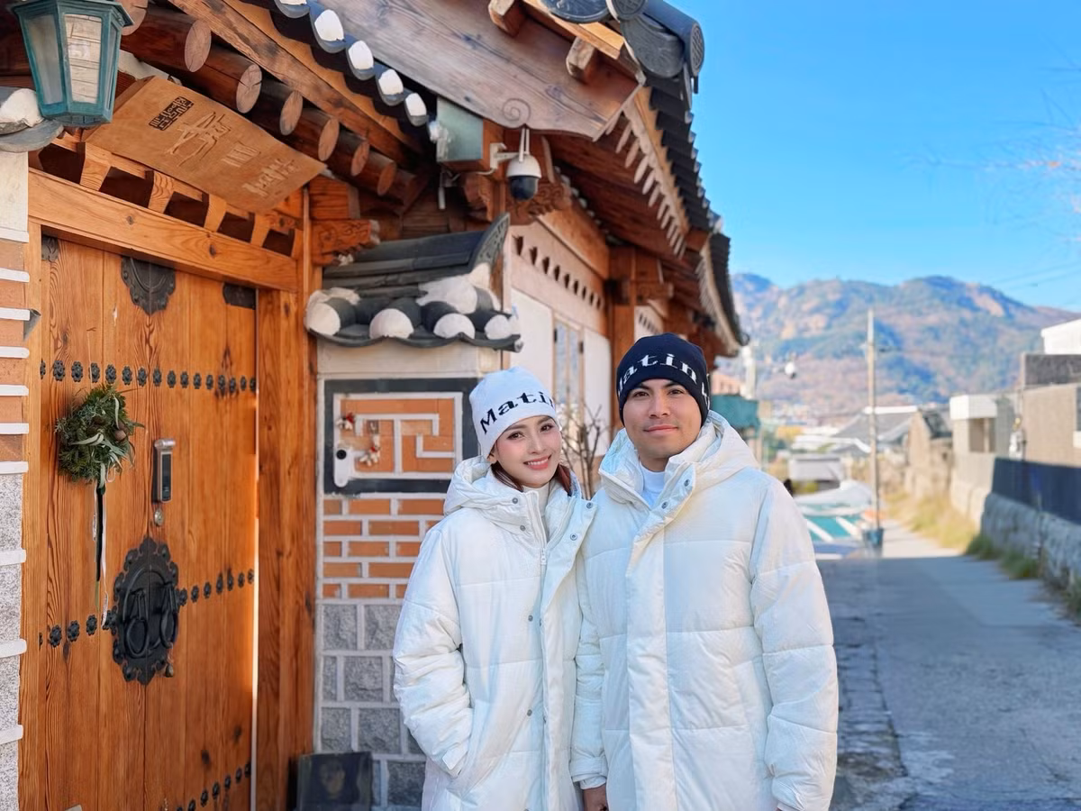Hiện tại, việc cả hai cùng nhau chuẩn bị cho đám cưới, chụp ảnh cưới rộn ràng càng khiến người hâm mộ bất ngờ và thích thú. (Ảnh: FBNV)