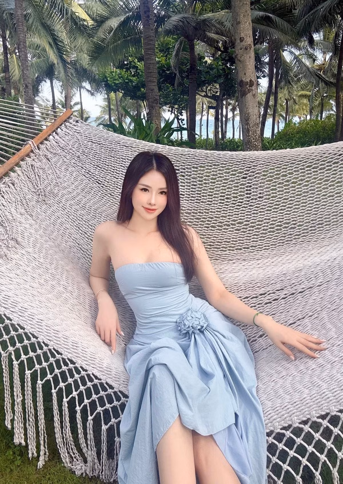 Trên trang cá nhân, chân dài gốc Bắc Ninh mới đây vừa đăng tải khoảnh khắc thả dáng trong chuyến du lịch cùng gia đình. Cô nàng chia sẻ: "Em không muốn hơn ai… Chỉ muốn mỗi ngày trở thành phiên bản dịu dàng và đủ đầy nhất của chính mình."
