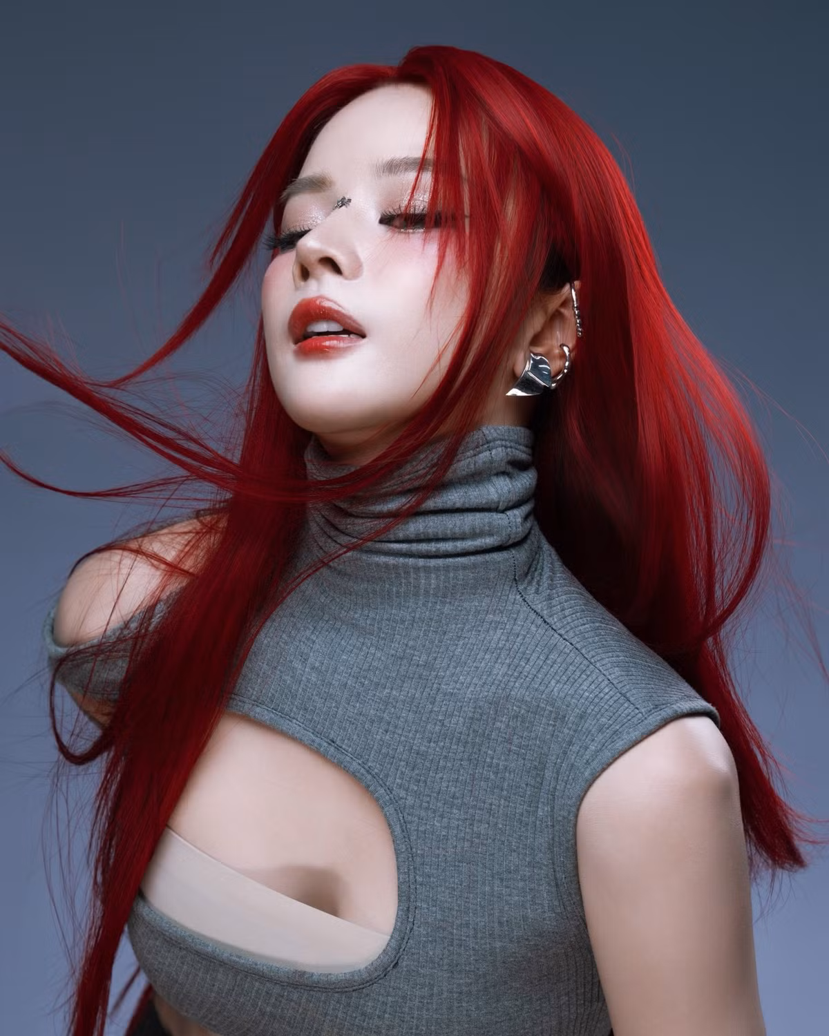 Là “phù thủy âm nhạc” nổi tiếng với phong cách khi cá tính, khi nhẹ nhàng, lần này DJ Mie xuất hiện trong tạo hình tóc đỏ dài suôn mượt kết hợp makeup sắc lạnh.