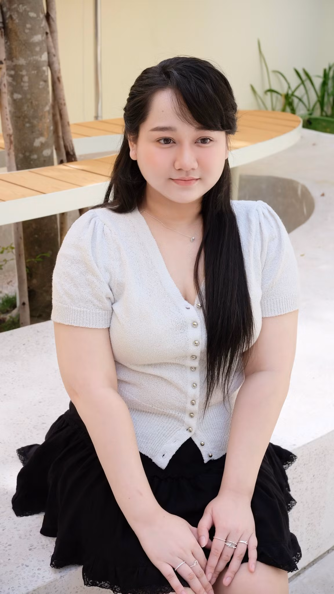 Kể từ sau vai diễn Hà Lan trong bộ phim điện ảnh "Mắt biếc" (2019), Trúc Anh đã trở thành "nàng thơ" trong lòng nhiều khán giả bởi vẻ đẹp trong trẻo, mong manh. Sau một thời gian vắng bóng và đối mặt với nhiều vấn đề về sức khỏe, ngoại hình của nữ diễn viên đã có sự thay đổi rõ rệt. (Ảnh: FBNV)