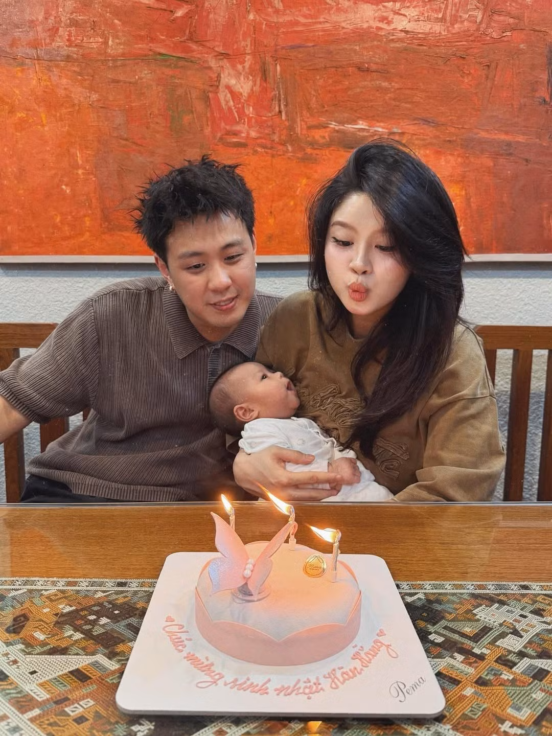 Hàn Hằng và Huyme đã có một hành trình yêu kéo dài 5 năm trước khi chính thức về chung một nhà bằng lễ ăn hỏi ấm cúng vào tháng 3/2025. Cặp đôi đón em bé đầu lòng vào cuối tháng 8 cùng năm và giữ kín thông tin cho đến khi hình ảnh sau sinh được đăng tải công khai. (Ảnh: IGNV)