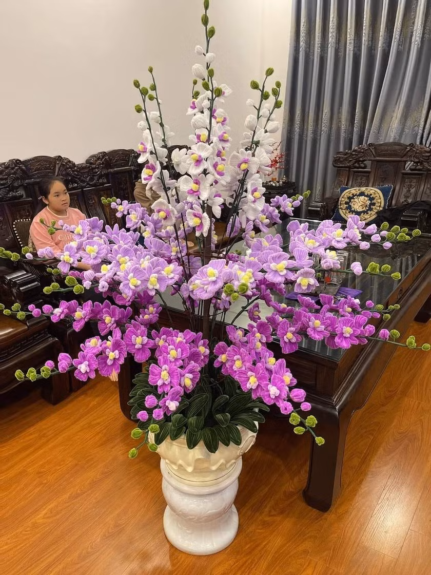 Chị Minh Anh (24 tuổi, Hà Nội) chia sẻ: "Thay vì bỏ ra vài triệu mua một chậu lan hồ điệp thật mà chỉ chơi được vài tuần, mình chọn mua phiên bản kẽm nhung. Vừa có cảm giác ấm cúng, lại có thể trưng từ năm này sang năm khác mà không sợ mất dáng."