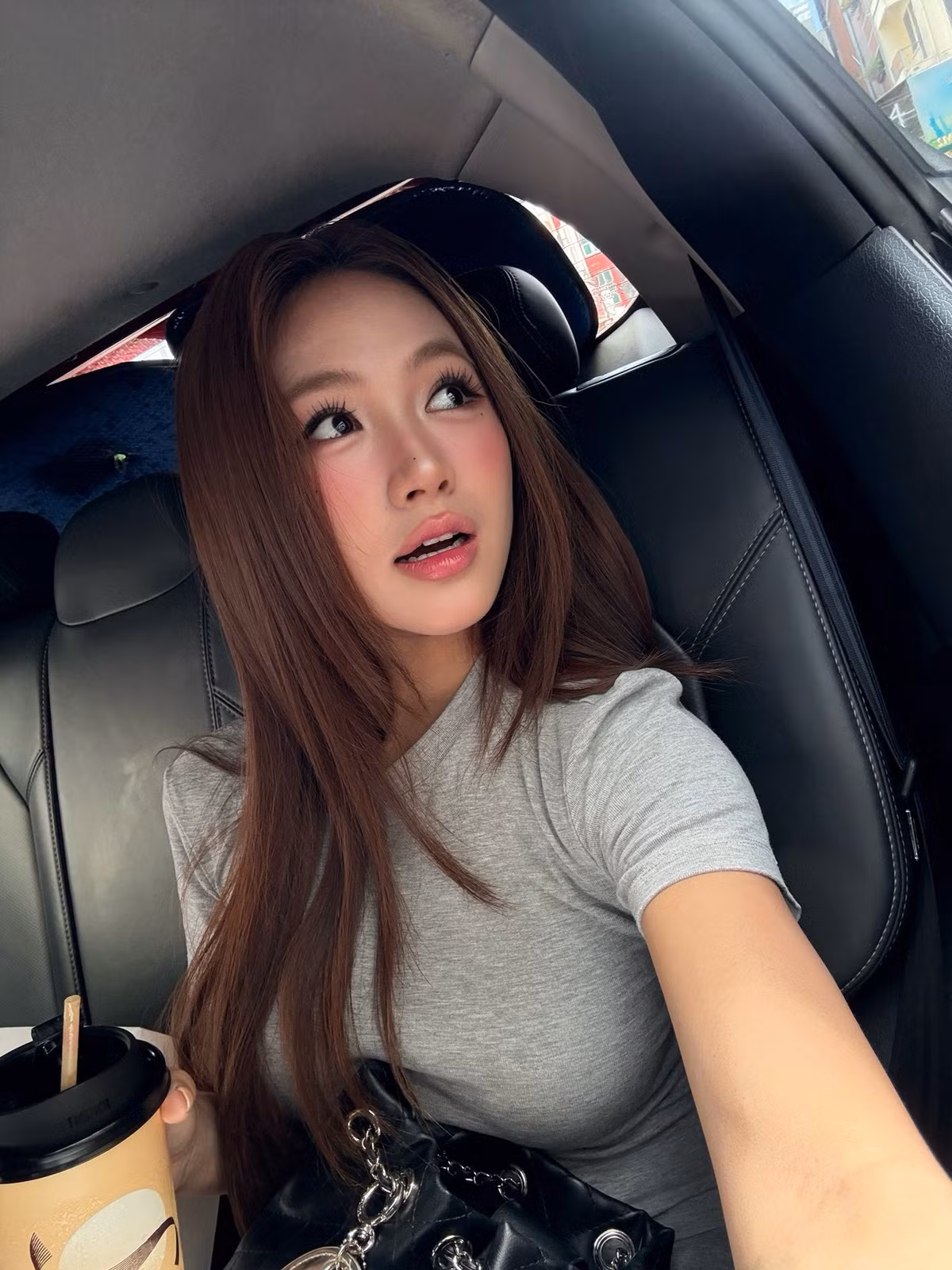 Loạt ảnh này nhanh chóng nhận được hàng loạt lời khen ngợi về vóc dáng cân đối và phong cách thời trang "chuẩn chỉnh" khi chơi thể thao. (Ảnh: FBNV)