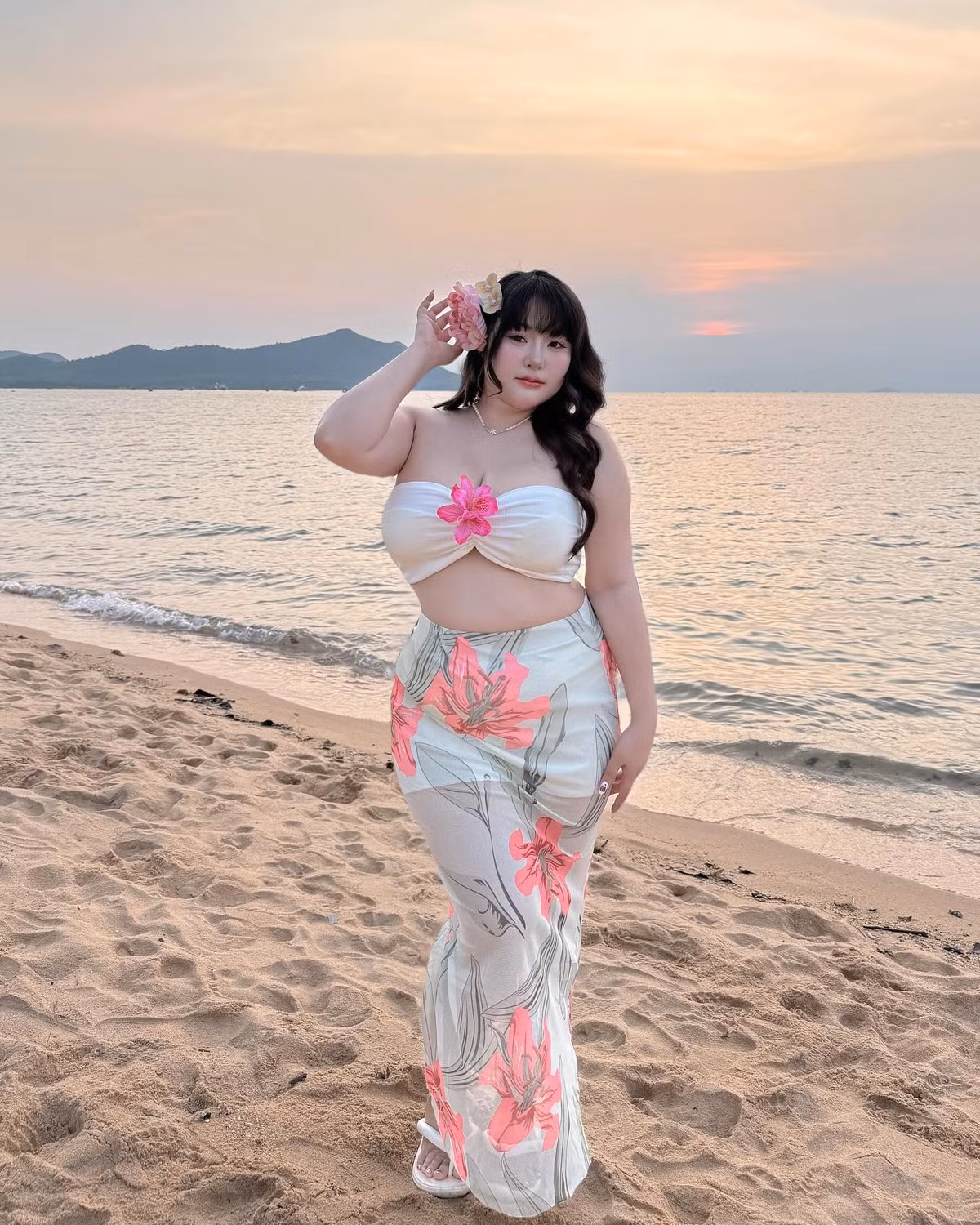 Trong loạt ảnh được chia sẻ gần đây, cô diện bộ trang phục gợi cảm lấy cảm hứng từ phong cách nhiệt đới, bao gồm áo quây ngực và chân váy ôm họa tiết hoa lớn.