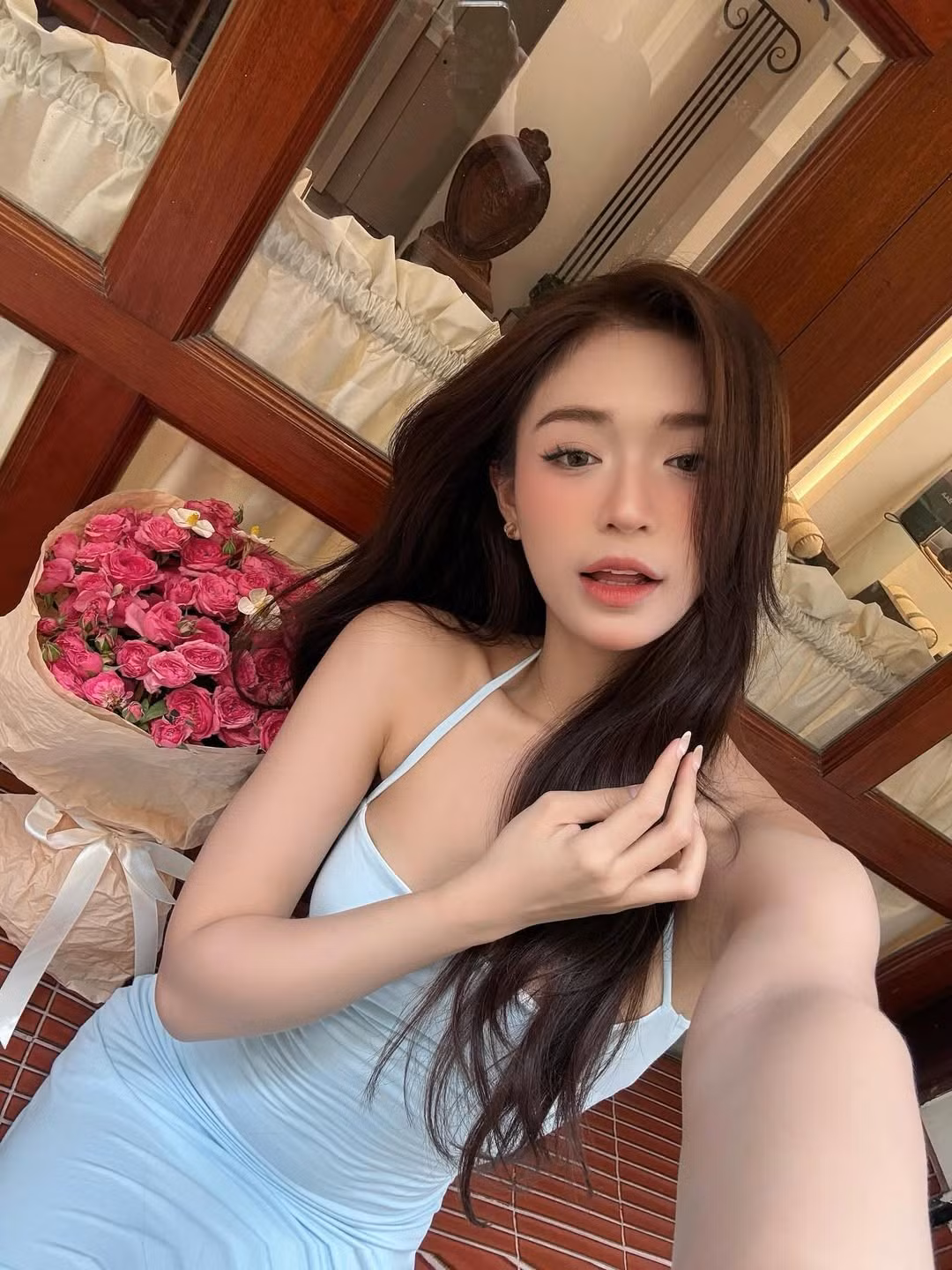 Cô nàng sở hữu gu thời trang nữ tính, nhẹ nhàng pha lẫn nét gợi cảm vừa phải. (Ảnh: IGNV)