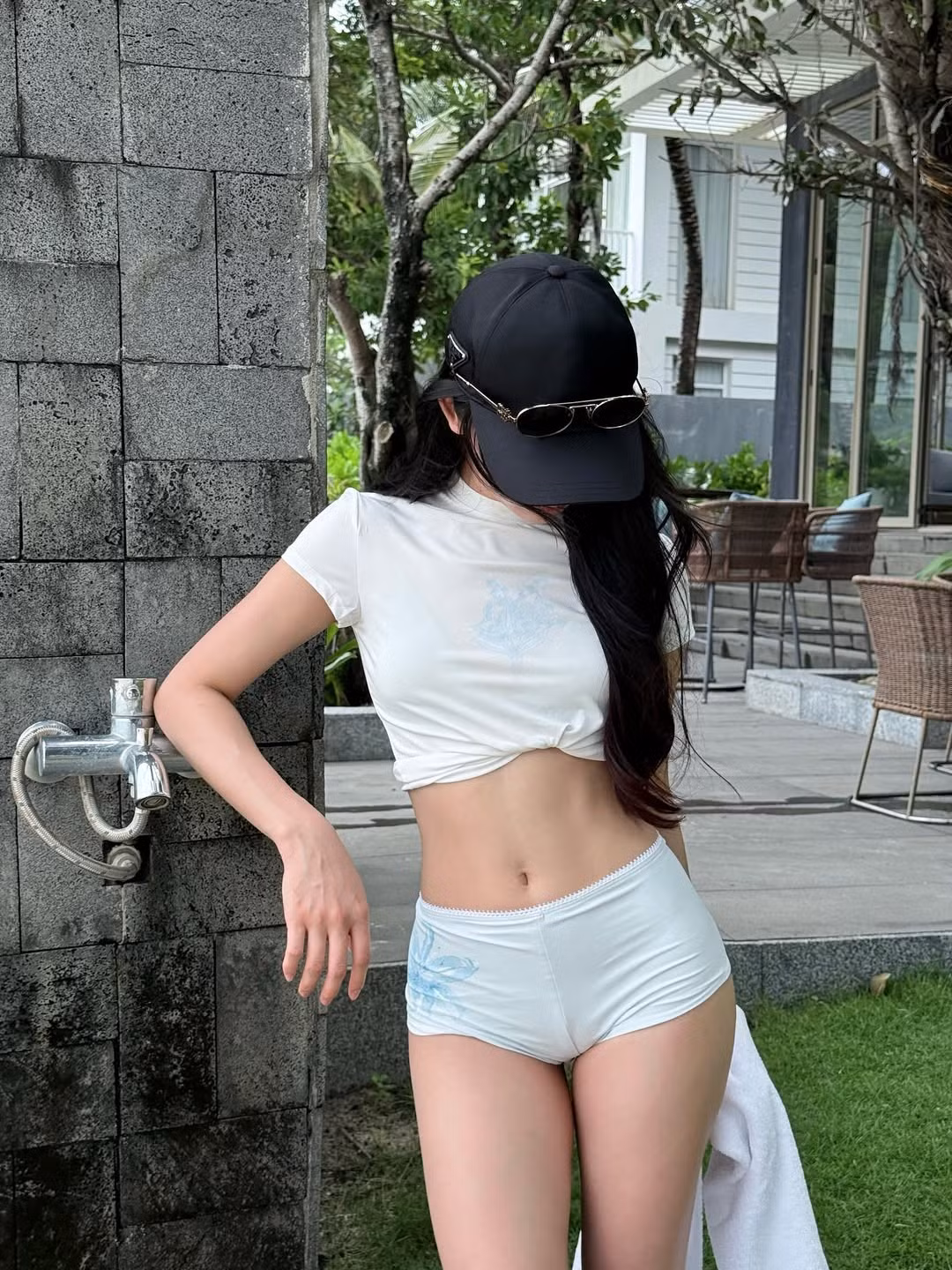 Ngay lập tức, những bức ảnh này đã tạo nên một "cơn sốt" trên mạng xã hội. Dưới phần bình luận, người hâm mộ và bạn bè không tiếc lời khen ngợi dành cho nhan sắc và thần thái của Mina Young. (Ảnh: IGNV)