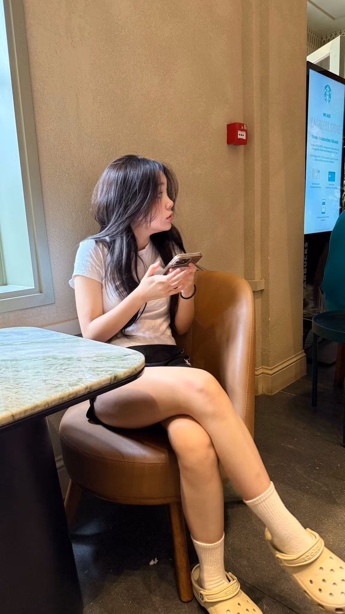 Đặc biệt, phong cách ăn mặc của Chu Diệp Anh cũng trở nên thời thượng và có gu hơn, khoe trọn vóc dáng cao ráo cùng đôi chân dài miên man. (Ảnh: FBNV)