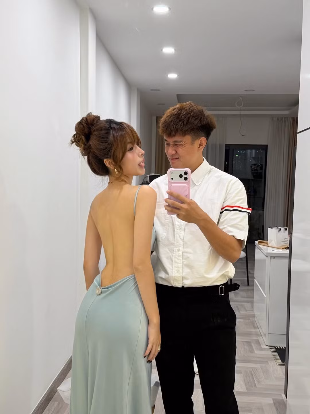 Tiền đạo Lê Minh Bình và bạn gái Thụy Hân luôn được coi là một trong những cặp đôi "trai tài gái sắc" bền bỉ nhất trong giới bóng đá Việt Nam. Mới đây, người hâm mộ lại được dịp "ăn đường" khi Thụy Hân đăng tải loạt khoảnh khắc kỷ niệm 7 năm gắn bó bên chàng tiền đạo điển trai. (Ảnh: IG @hiann_)