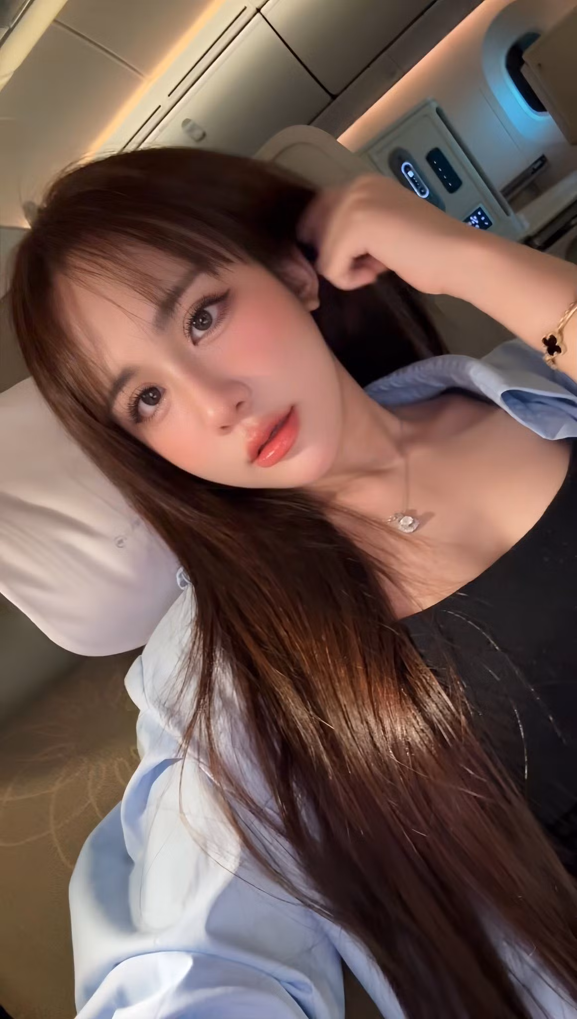 Bên cạnh đó, nhan sắc xinh đẹp, cuốn hút cũng giúp nữ cơ thủ này thu hút rất nhiều người theo dõi trên các nền tảng mạng xã hội, mỗi hình ảnh đăng tải đều thu hút rất nhiều sự chú ý. (Ảnh: FBNV)