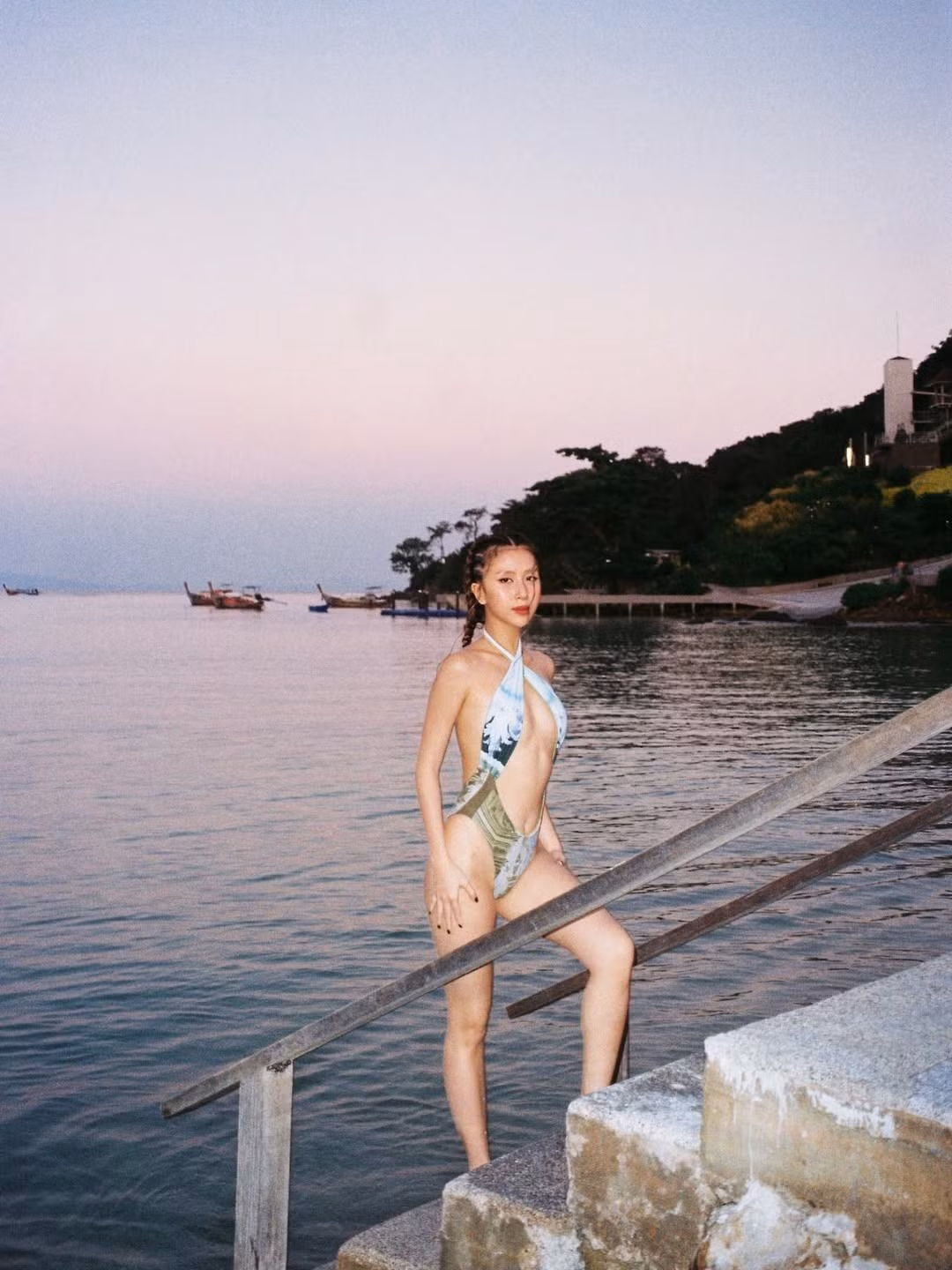 Thiết kế này vừa mang lại sự kín đáo của monokini, vừa phô diễn được những khoảng hở quyến rũ, giúp tôn lên vòng eo thon gọn và cơ bụng săn chắc. (Ảnh: IGNV)