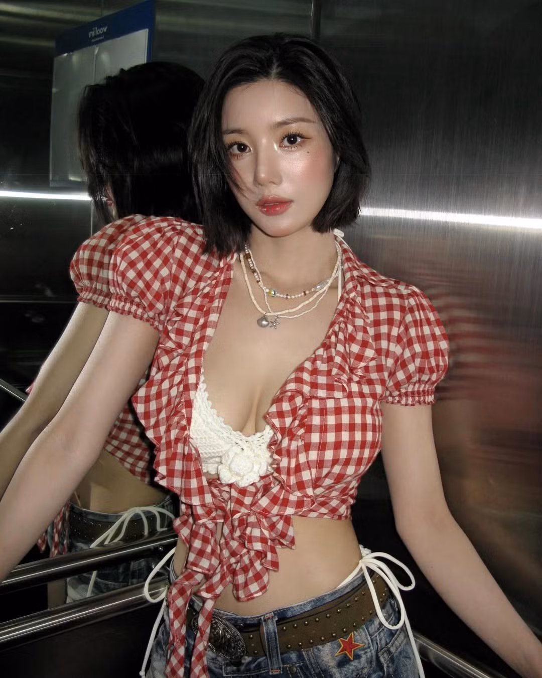 Sở hữu vẻ đẹp quyến rũ và phong cách thời trang táo bạo, Kwon Eun Bi đã trở thành biểu tượng của sự gợi cảm trong làng giải trí Hàn Quốc với danh hiệu "Waterbomb Goddess". (Ảnh: IGNV)
