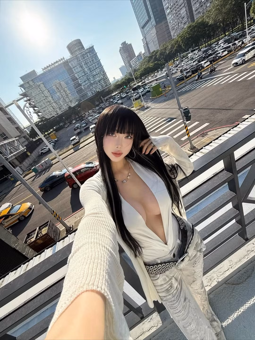 Trong loạt ảnh selfie được chia sẻ gần đây, Luna Kim xuất hiện trên cầu vượt đi bộ với bối cảnh đường phố tấp nập. Nữ DJ khoe trọn vóc dáng trong một bộ trang phục trắng tone-sur-tone, kết hợp giữa sự thanh lịch và vẻ ngoài nổi loạn.(Ảnh: FBNV)