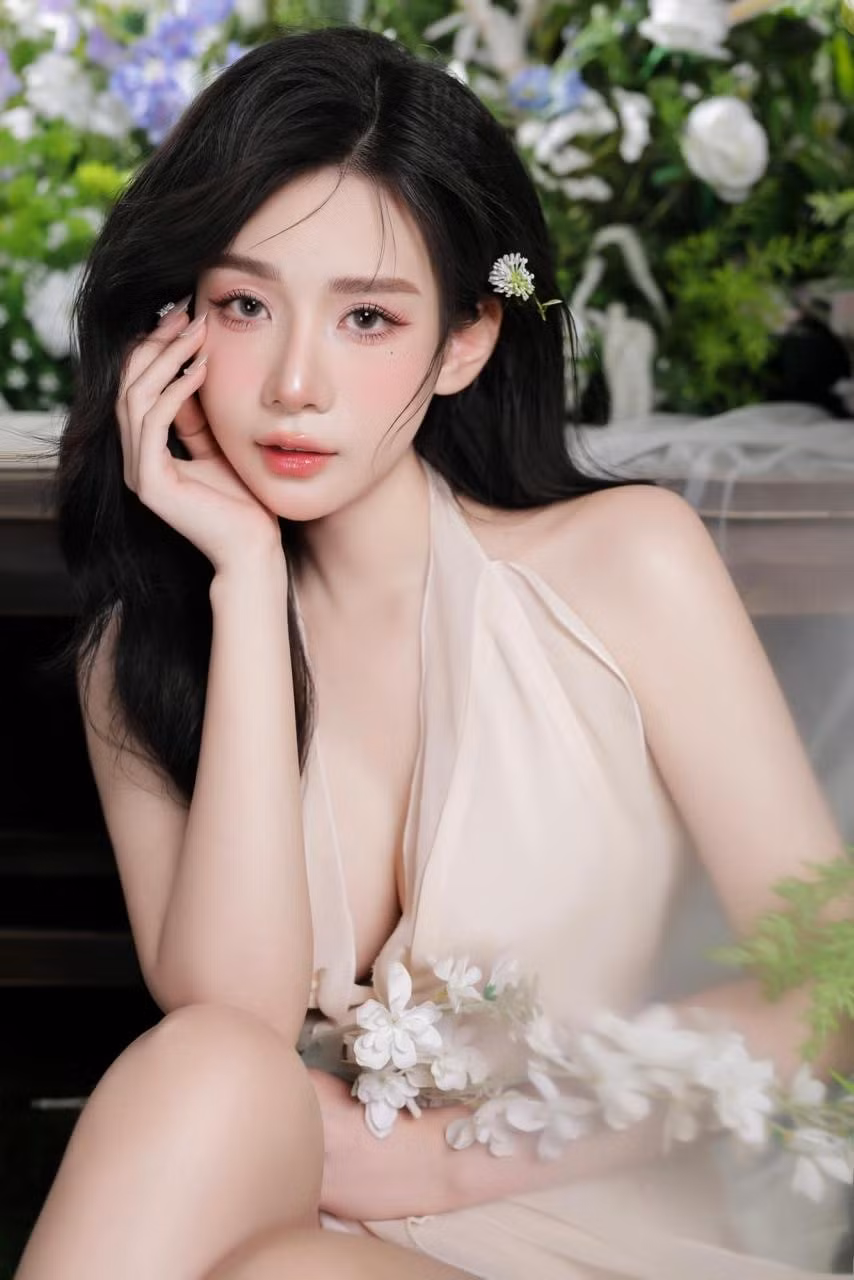 Những thiết kế được cô nàng diện vừa có nét nữ tính, vừa khéo léo tôn lên thân hình chữ S. (Ảnh: FBNV)
