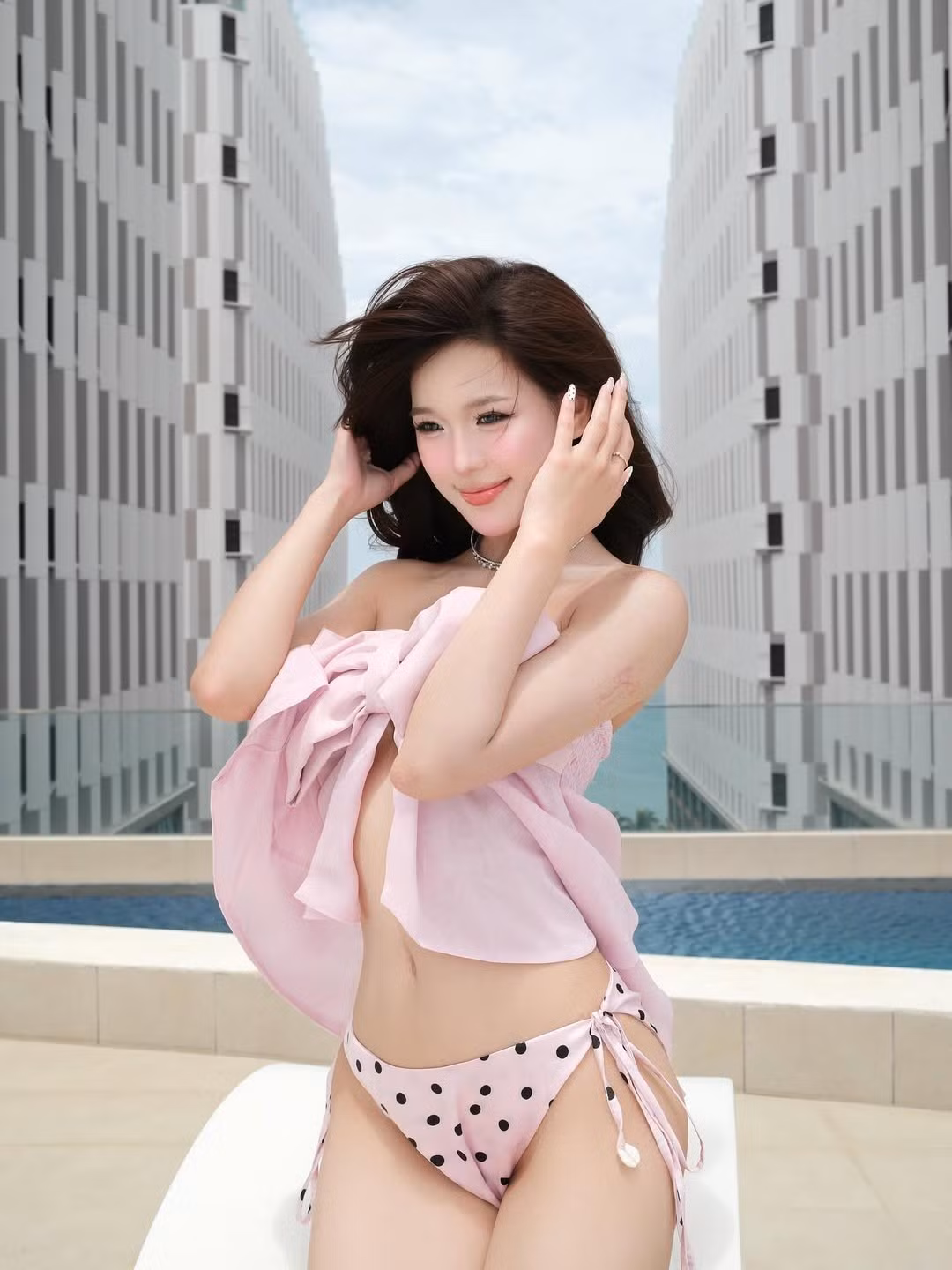 Cô khéo léo phối cùng vòng cổ choker lấp lánh, tăng thêm sự sang chảnh và tinh tế.
