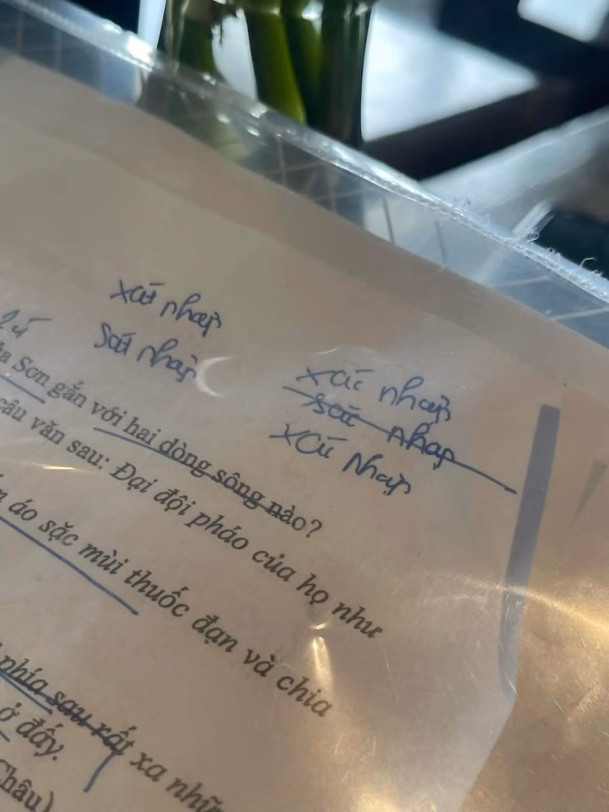 Một đoạn nháp với môn thi Ngữ văn khiến người nhìn cũng phải "lú" theo. Khi triển khai ý tưởng với đề bài "Vùng trời quê hương nào cũng là bầu trời Tổ quốc", không ít sĩ tử đã gặp phải một chướng ngại vật: không nhớ nổi cách viết đúng của từ "sáp nhập" . Điều đó dẫn đến khoảnh khắc cực hài hước đang được chia sẻ rầm rộ trên mạng xã hội: một mẩu giấy nháp với hàng loạt phiên bản sai chính tả như " X át nhập - Sát nhập - Xác nhập - Sắc nhập".
