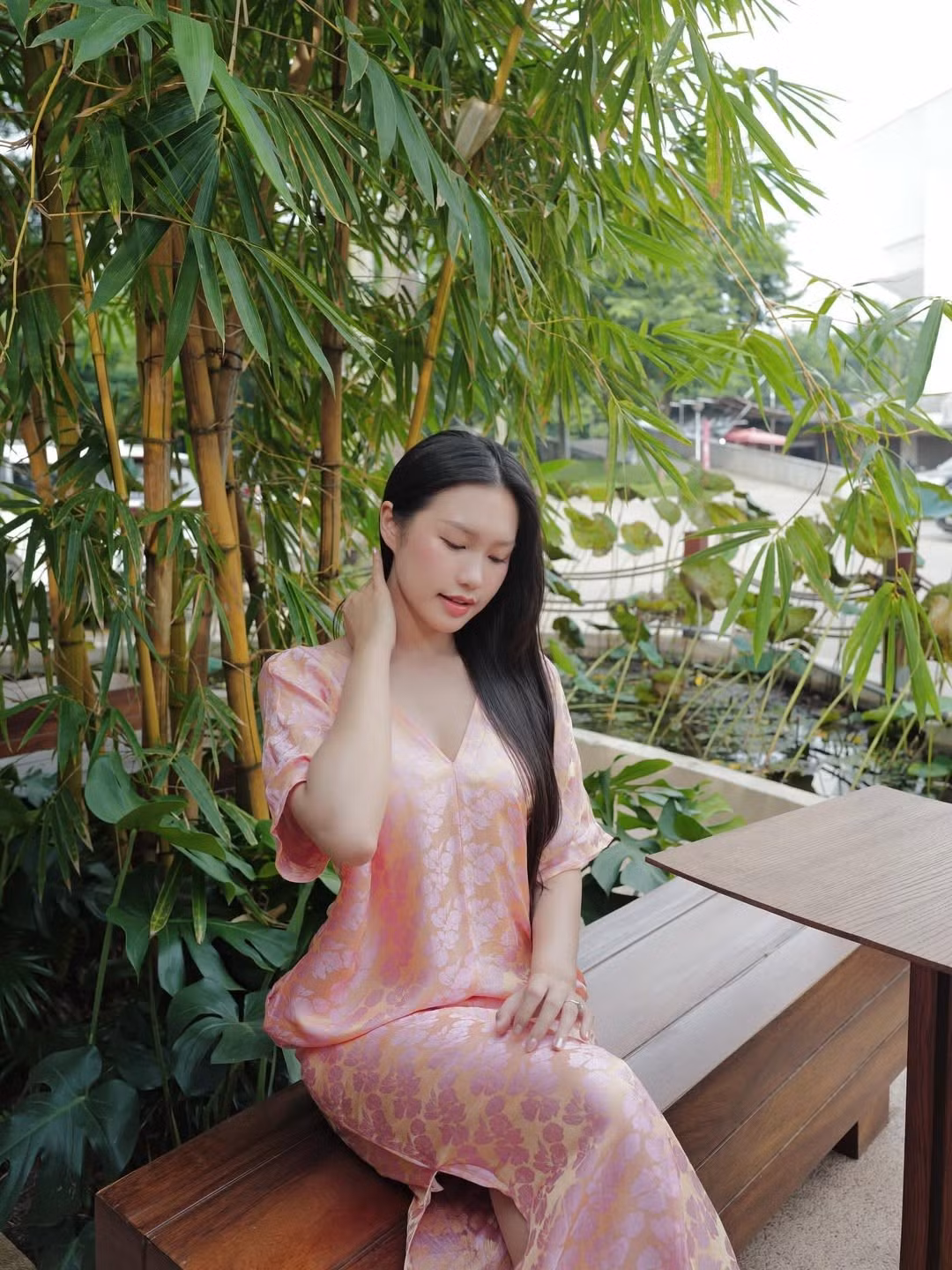 Người đẹp Top 10 Hoa hậu Việt Nam 2020 tạo dáng giữa không gian xanh mát, phía sau là những hàng trúc màu vàng và xanh tươi tốt, mang lại cảm giác tươi mới và thư thái. (Ảnh: IGNV)