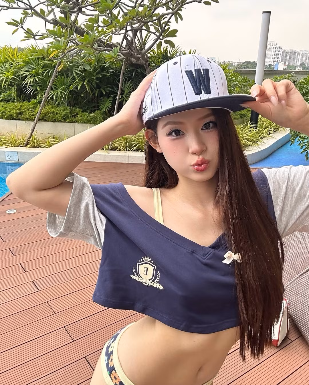 Trong bộ ảnh được chụp tại không gian hồ bơi thoáng đãng, Mai Hương khéo léo phô diễn gu thời trang ấn tượng. Cô diện bikini hai mảnh họa tiết hoa nhí nổi bật, kết hợp cùng áo croptop lửng khoe trọn vòng eo "con kiến" săn chắc. (Ảnh: IGNV)