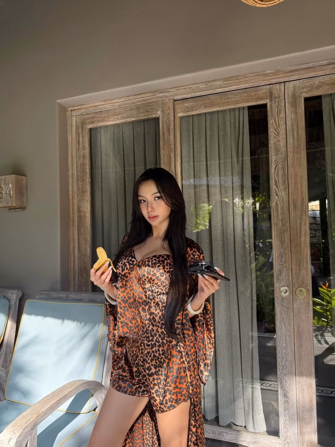 Trong bộ ảnh, Quỳnh Như khoe trọn vóc dáng quyến rũ trong một set đồ pyjama lụa cao cấp, với họa tiết da báo nổi bật. (Ảnh: IGNV)