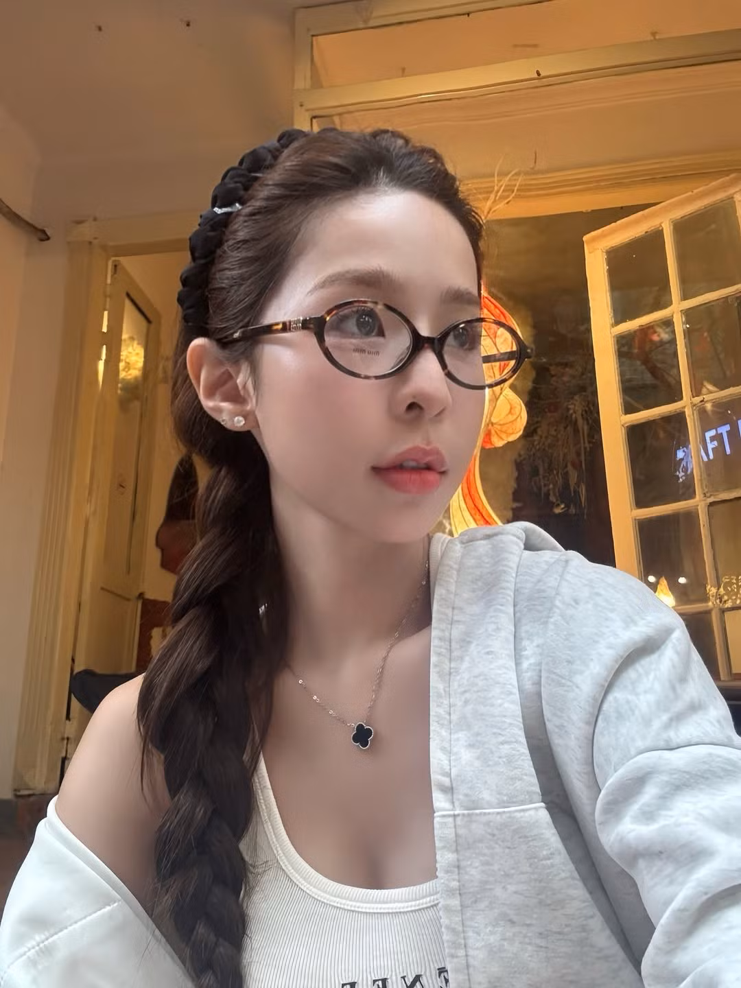 Khi thì cô nàng xuất hiện với vẻ ngoài gợi cảm khi lựa chọn những bộ trang phục cắt xẻ táo bạo hoặc bikini để khoe trọn lợi thế hình thể cùng "vòng eo con kiến", lúc lại lựa chọn những thiết kế ngọt ngào, tươi sáng chuẩn hình tượng "bạn gái nhà bên". (Ảnh: IGNV)