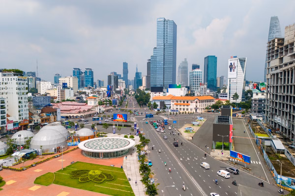 Nằm ngay trục giao lộ mua sắm sầm uất nhất TP.HCM, dự án Saigon Centre tại phường Sài Gòn vừa được cấp Giấy chứng nhận đầu tư sửa đổi giai đoạn 3 sau hơn ba thập kỷ "bất động". Đại diện Tập đoàn Keppel (Singapore), chủ đầu tư, cho biết theo kế hoạch, dự án sẽ bắt đầu xây dựng vào cuối năm 2026 và đưa vào hoạt động sau đó khoảng 5 năm.
