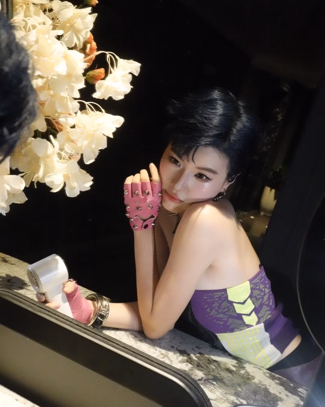 Từng thay đổi từ tóc dài nữ tính sang tóc ngắn tomboy, rồi nhuộm màu, tạo hình futuristic, Pháo luôn biết cách làm mới bản thân mà không mất đi cá tính riêng biệt.