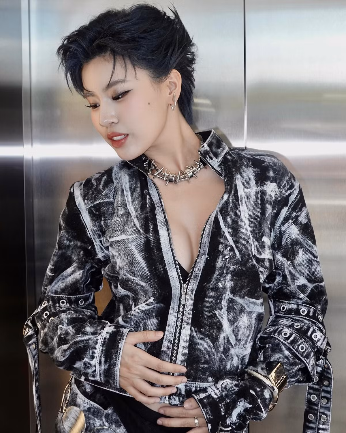Mới đây, khi xuất hiện tại buổi họp báo ra mắt chương trình Em Xinh Say Hi - phiên bản nữ của Anh Trai Say Hi, nàng rapper Pháo thu hút mọi ống kính ngay khi vừa xuất hiện.