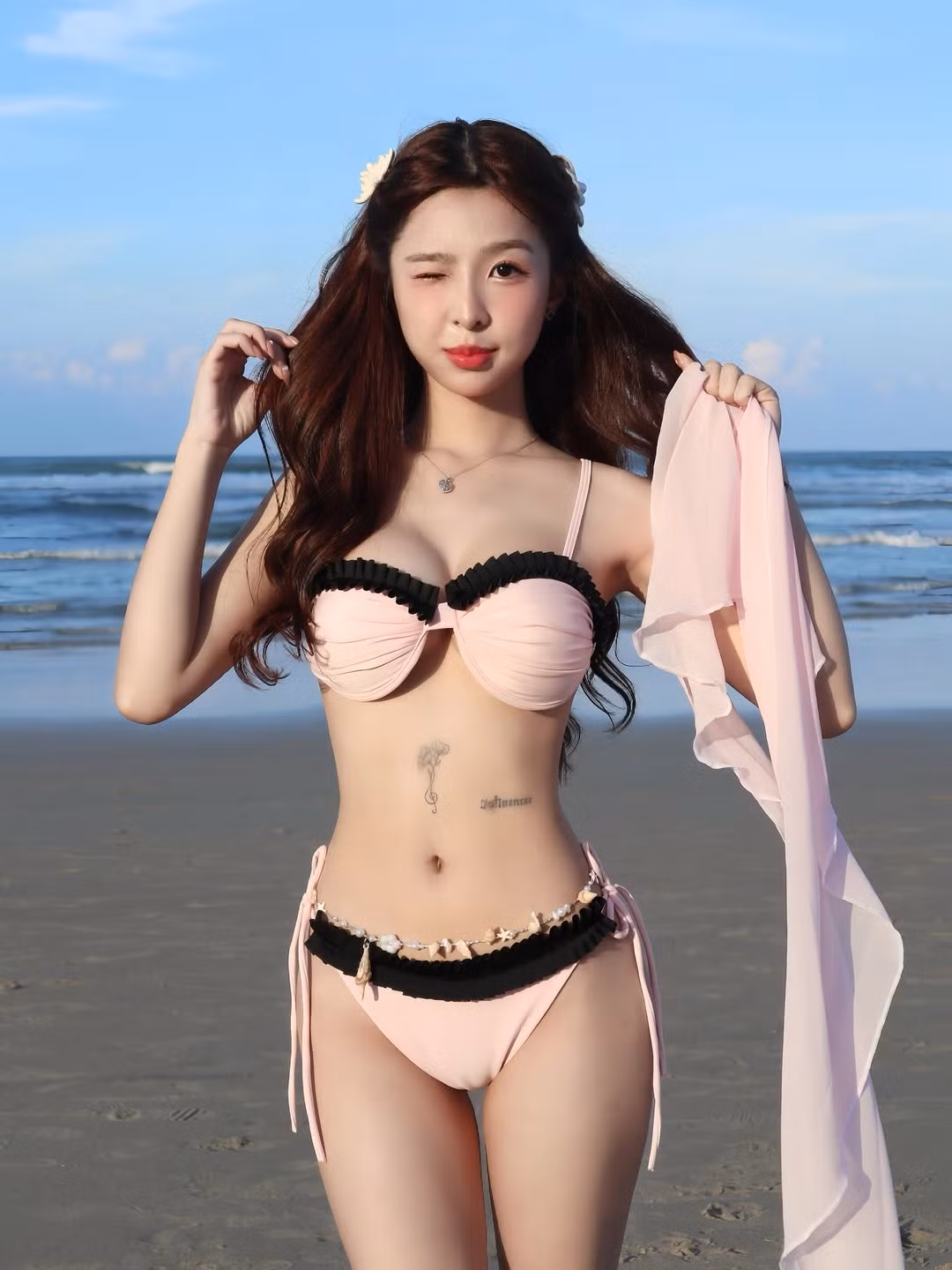 Tammy Phạm (tên thật là Phạm Nguyễn Anh Thi, sinh năm 2001), một trong những hot girl nổi bật trên mạng xã hội Việt Nam mới đây khiến netizen xuýt xoa với loạt ảnh chào hè ấn tượng. Diện thiết kế bikini hồng pastel phối đen đầy tinh tế, Tammy khoe trọn vóc dáng chuẩn chỉnh cùng làn da trắng mịn màng khiến ai nhìn cũng phải trầm trồ.