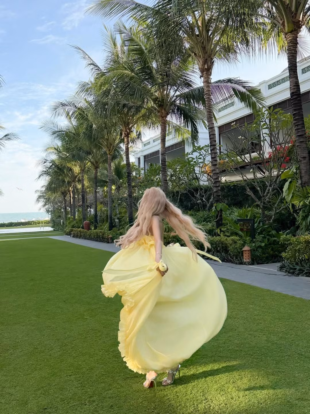 Chất liệu vải voan tơ mềm mại giúp mỗi cú xoay người của cô nàng trở nên nghệ thuật và mềm mại như một vũ công. (Ảnh: IGNV)