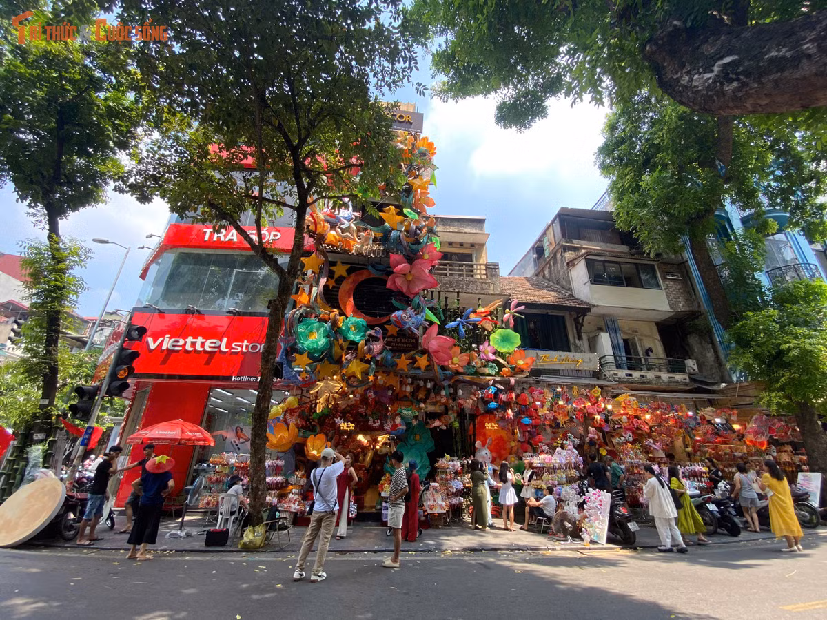 Cửa hàng Bích Decor (78 Hàng Mã) rực rỡ một góc phố khi đầu tư trang trí quy mô lớn lên đến 3-4 tầng với biểu tượng hoa sen khổng lồ, đèn ông sao và cụm lồng đèn đa sắc.