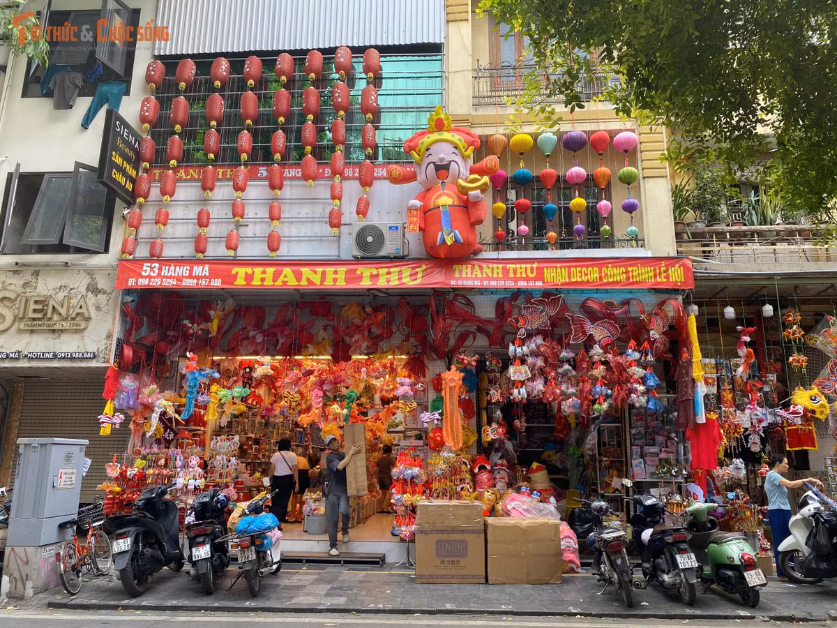 Sau đợt cao điểm ra quân tháo dỡ mái che, biển quảng cáo lấn chiếm cuối năm ngoái, diện mạo tuyến phố Hàng Mã năm nay ghi nhận sự thay đổi rõ nét khi không gian đường phố đã ngăn nắp, quang đãng hơn hẳn.