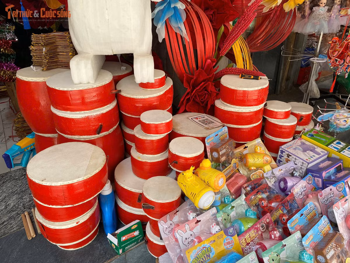 Trống quân bọc da truyền thống được xếp thành từng chồng cao ngất cạnh các món đồ chơi thổi bong bóng, súng đồ chơi hiện đại.