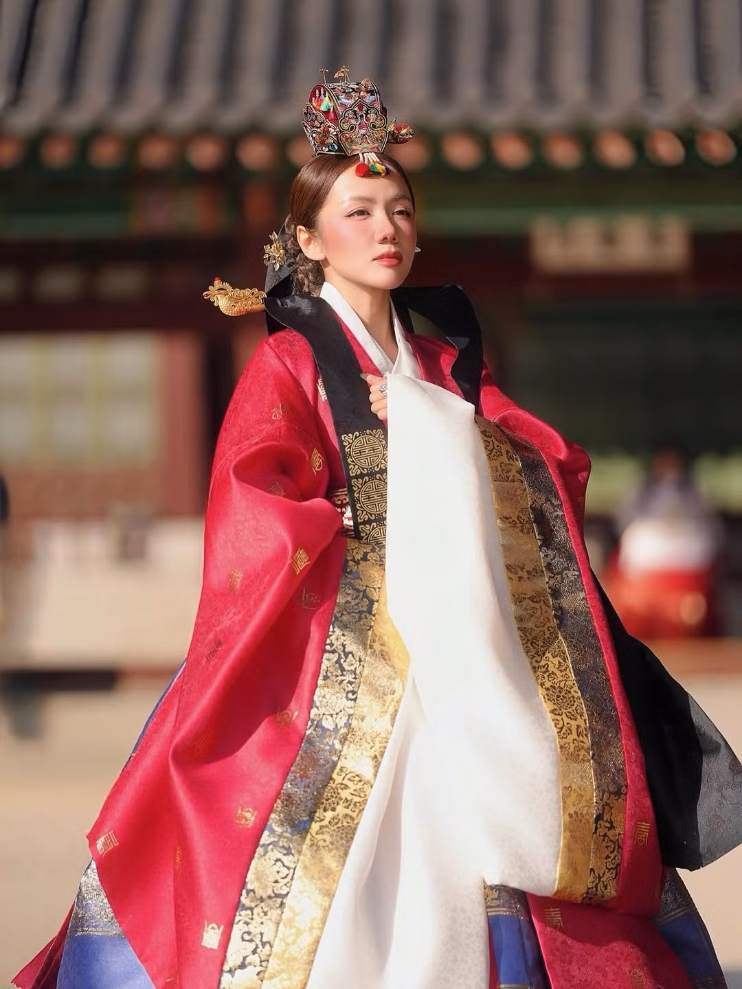 Bộ Hanbok mà Phương Ly lựa chọn là trang phục dành cho tầng lớp quý tộc hoặc hoàng gia với thiết kế vô cùng cầu kỳ và màu sắc ấn tượng. (Ảnh: IGNV)
