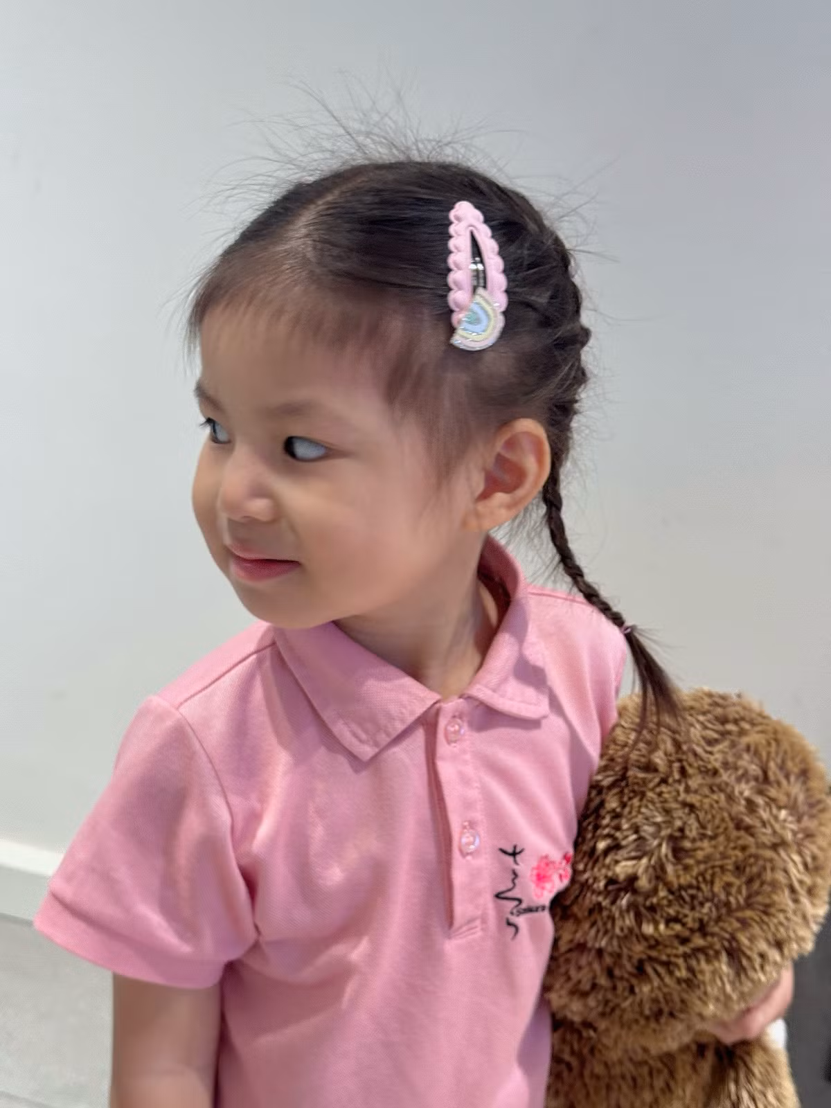 Nhiều người theo dõi pé Pam từ lâu còn nhớ hình ảnh ngày khai giảng vào năm ngoái, cô bé mếu máo khóc nhè vì không nỡ xa mẹ. Năm nay, mặc dù có bịn rịn một chút nhưng cô bé đã nhanh chóng hòa nhập với bạn bè và trường lớp. (Ảnh: Facebook Hoàng Kim Ngân)