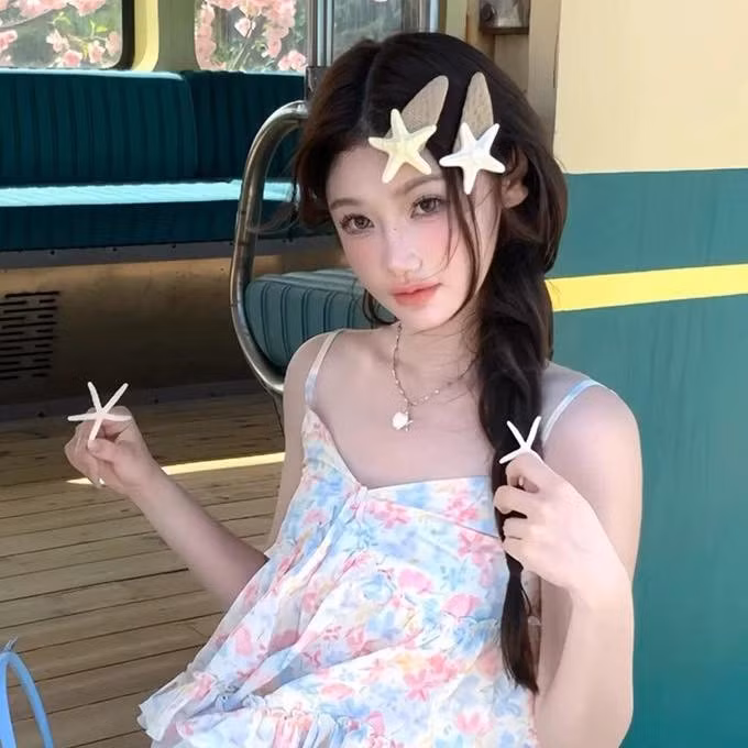 Sự lên ngôi của những mẫu kẹp tóc đi biển độc đáo này cho thấy xu hướng làm đẹp của giới trẻ ngày càng chú trọng đến từng chi tiết nhỏ, biến phụ kiện tóc trở thành một phần không thể thiếu để thể hiện cá tính và phong cách riêng trong mùa du lịch.