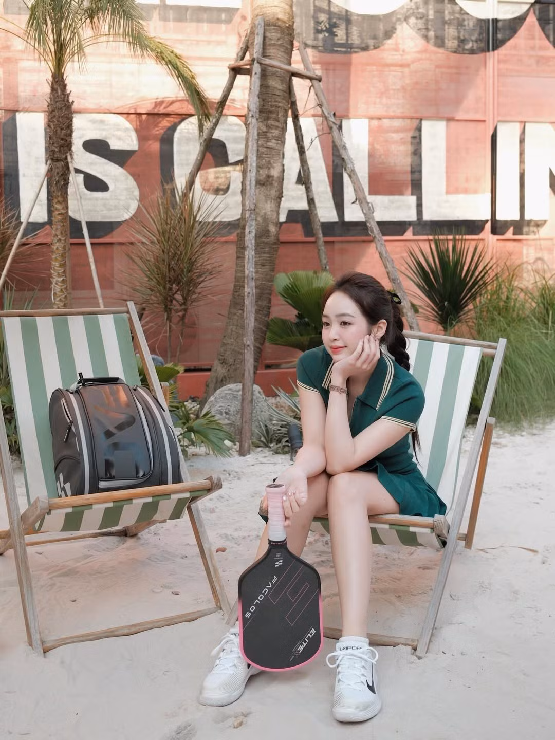 Cô nàng khéo léo kết hợp trang phục với đôi giày thể thao trắng năng động, sẵn sàng cho những cú đánh bóng. Hình ảnh Phương Anh cầm vợt Pickleball màu hồng - đen đầy tự tin nhanh chóng thu hút mọi ánh nhìn. (Ảnh: IGNV)