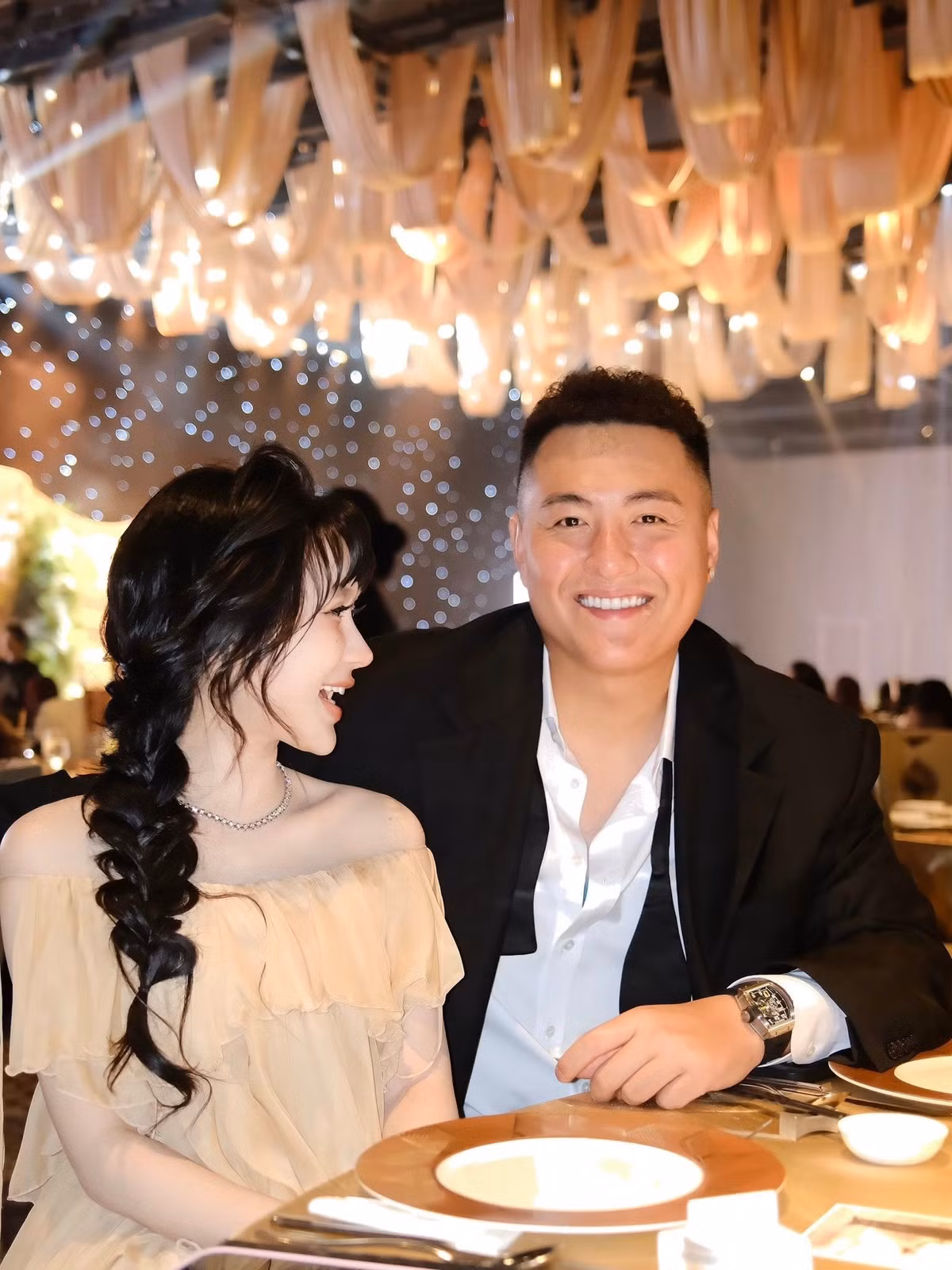 Chồng của Vân Tiny là Fabo Nguyễn (sinh năm 1987), một "rich kid" thứ thiệt ở Sài Gòn.