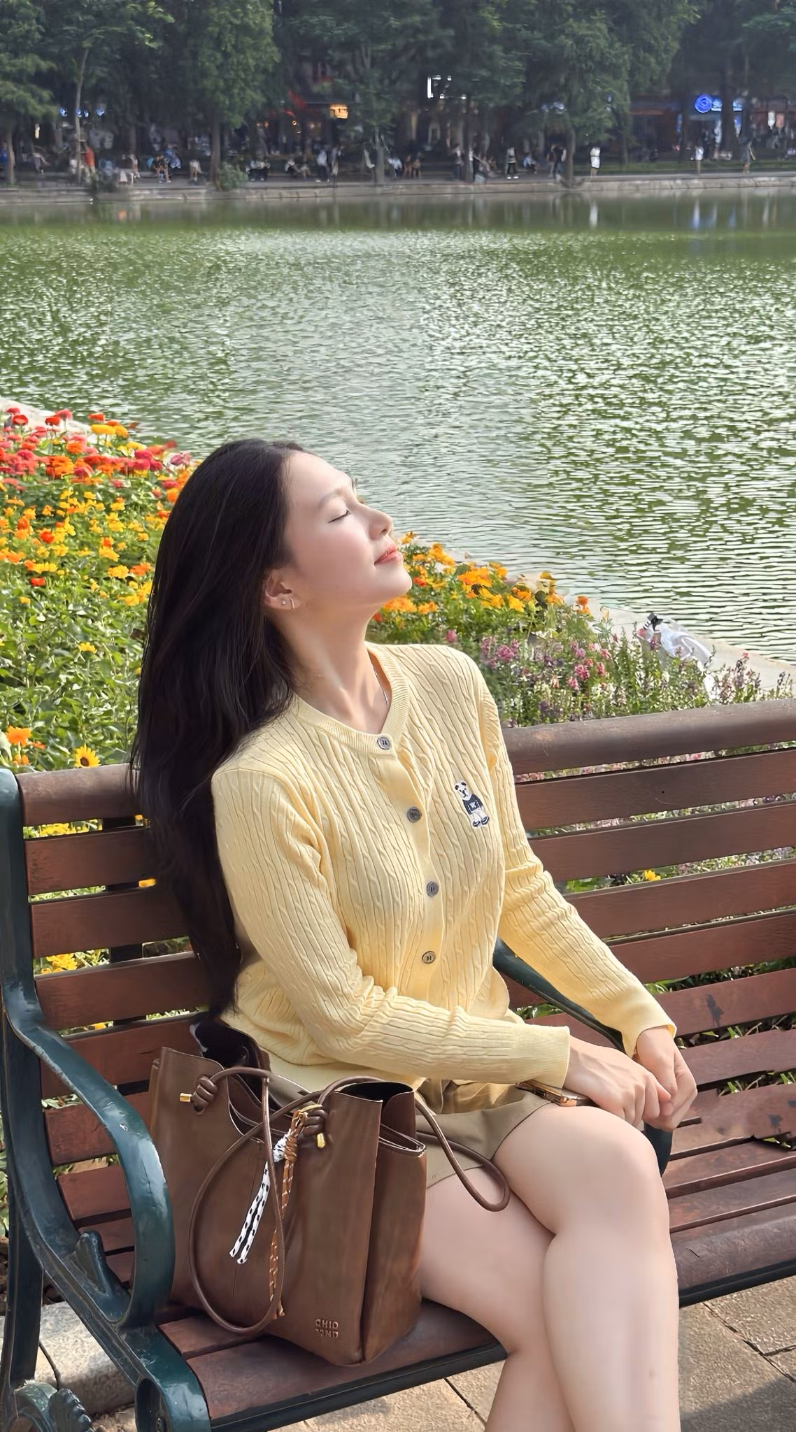 Những góc chụp với hậu cảnh là Tháp Rùa, Tháp Bút, hay chỉ đơn giản là mặt hồ xanh biếc cũng đủ để tạo nên một bộ ảnh "để đời". (Ảnh: Tổng hợp)