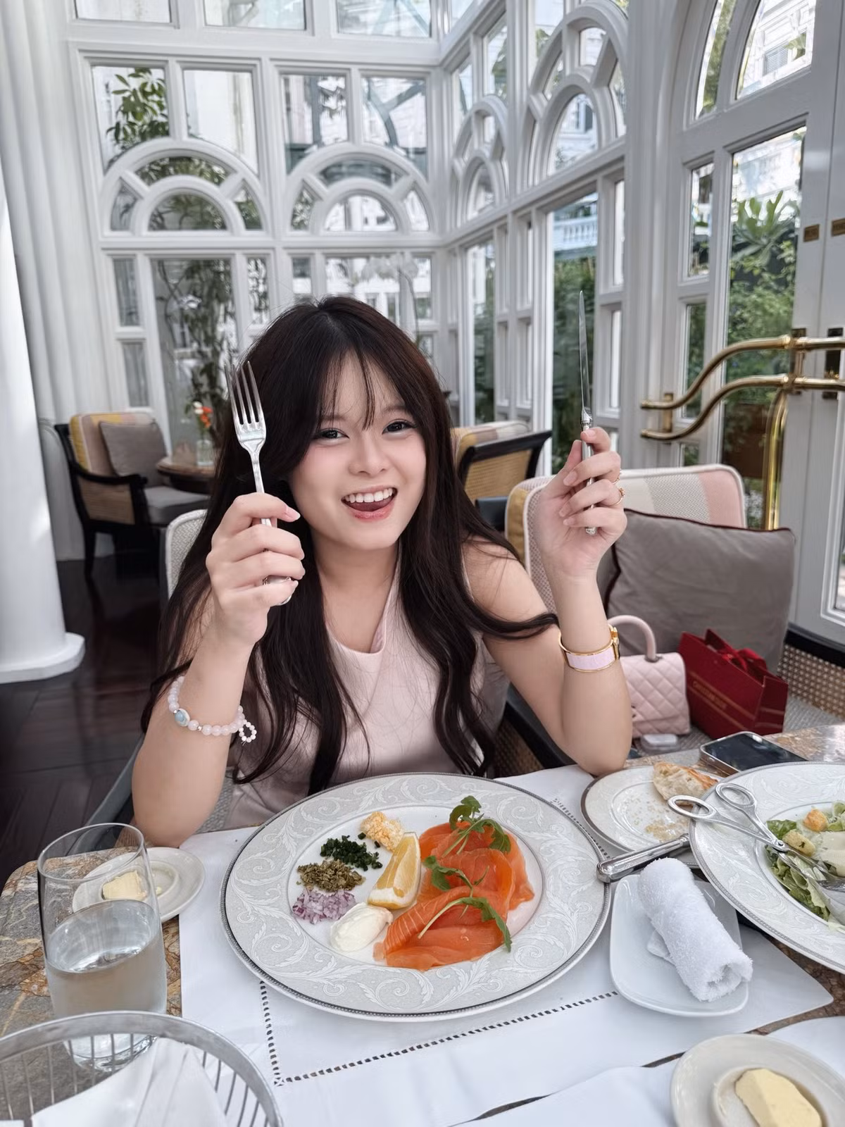 Trong số 6 nhóc tì, cô con gái lớn tên Nguyễn Hà My, tên gọi thân mật là Su, luôn nhận được sự chú ý đặc biệt từ cộng đồng mạng. (Ảnh: FB Hằng Túi)