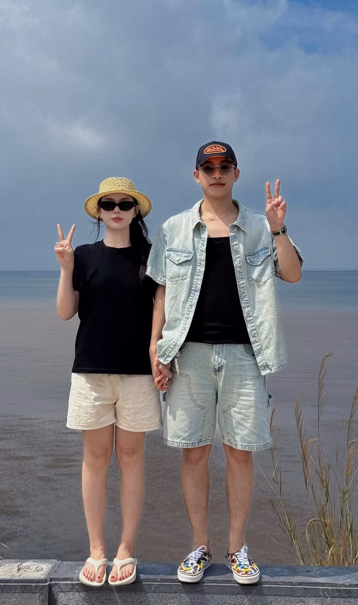 Kể từ khi công khai hẹn hò và chính thức kết hôn, Tuấn Mõ và Ỉn Cheng luôn là một trong những cặp đôi nhận được sự quan tâm lớn từ khán giả và cư dân mạng.