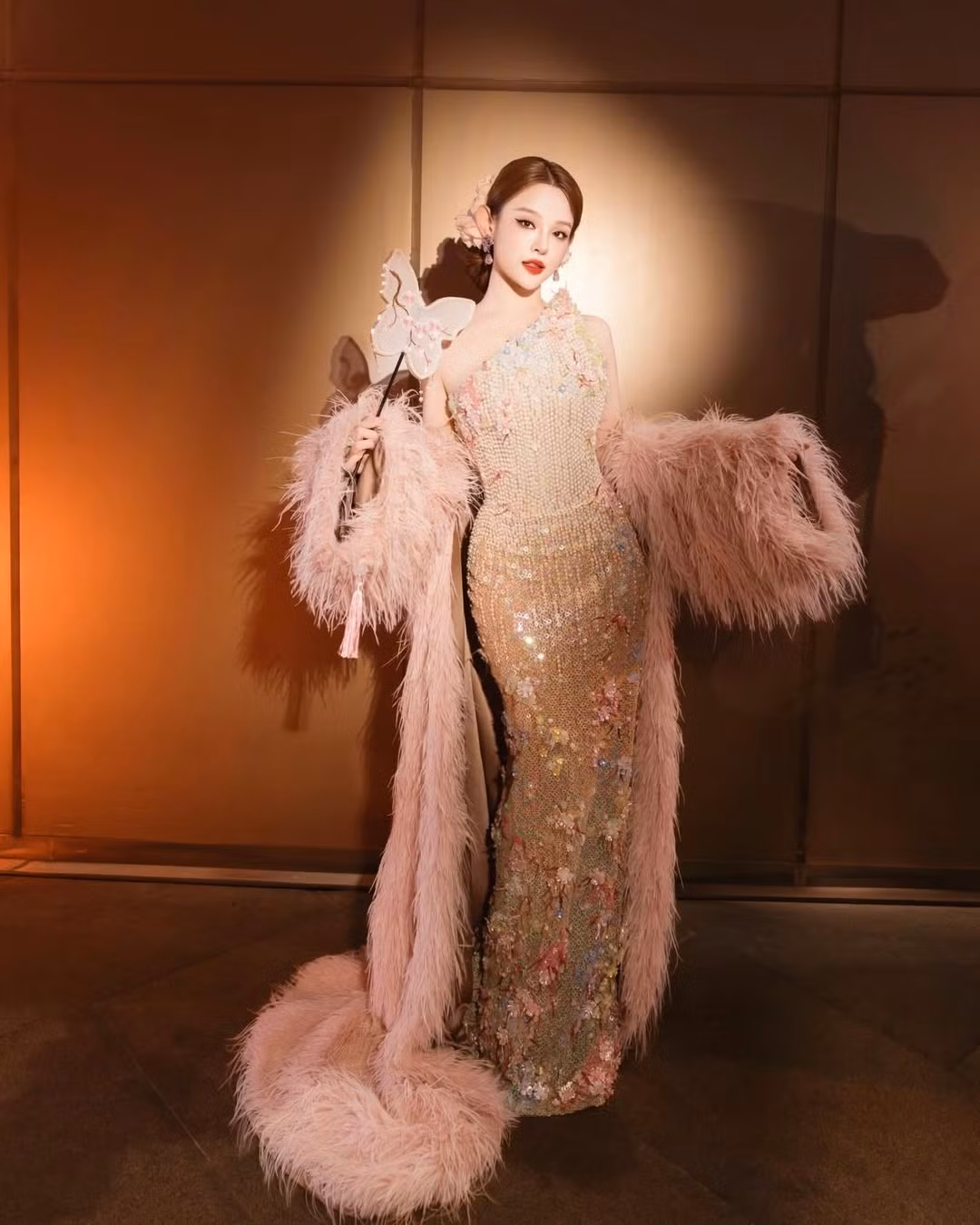 Huyền Baby chọn cho mình một bộ trang phục cực kỳ cầu kỳ và lộng lẫy, đúng chất "yêu nữ hàng hiệu". Mẫu đầm ôm sát với thiết kế lệch vai giúp khoe khéo bờ vai trần thon thả. Toàn bộ thân váy được đính kết hàng ngàn viên đá, sequin và hoa nổi 3D đa sắc màu, tạo hiệu ứng lấp lánh dưới ánh đèn flash. (Ảnh: IGNV)