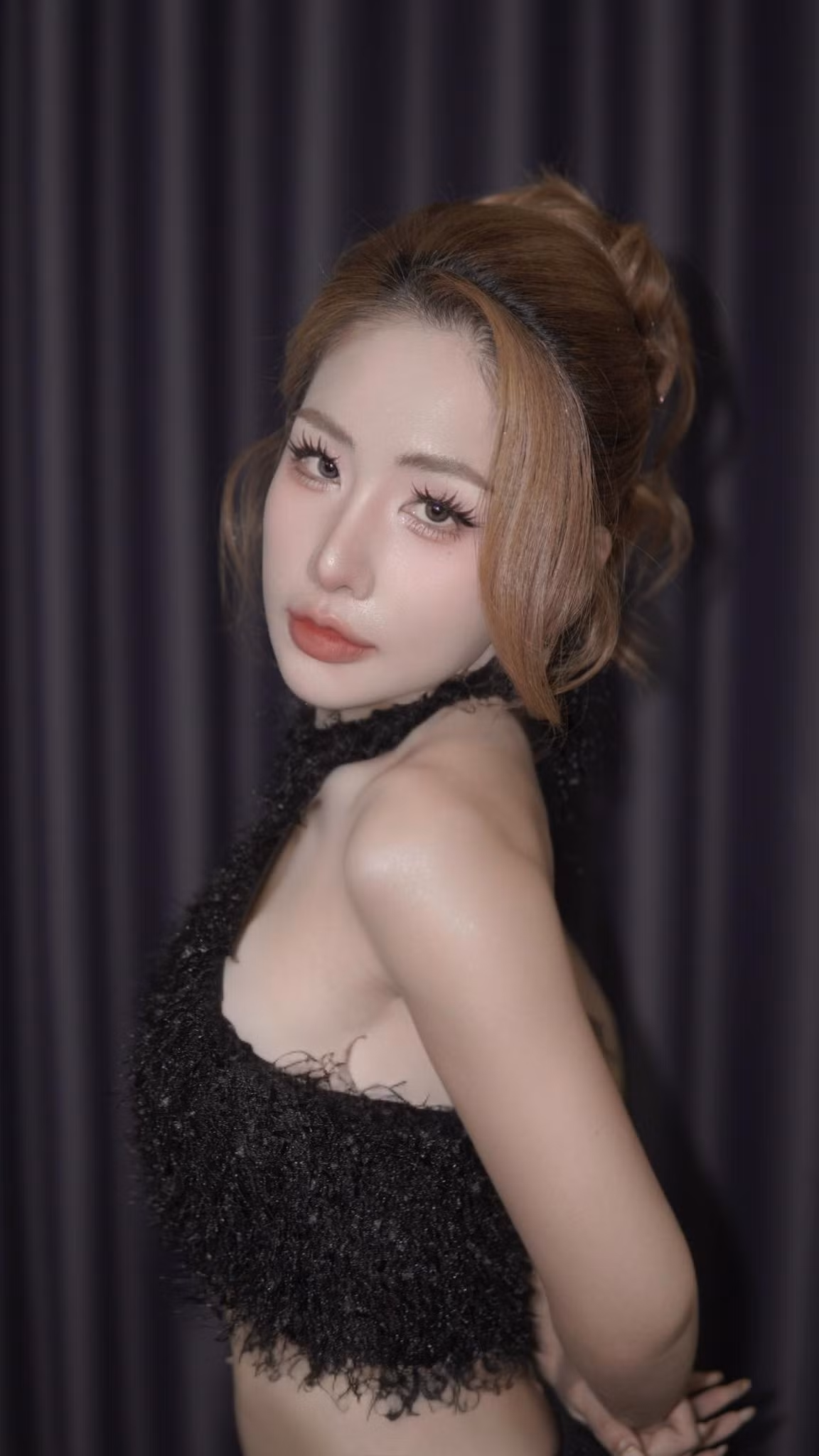 Cô nàng còn là người yêu thích xu hướng "no-bra" (không mặc nội y) và không ngại đáp trả những ý kiến trái chiều từ cộng đồng mạng bằng tuyên bố thẳng thắn và mạnh mẽ. (Ảnh: IGNV)