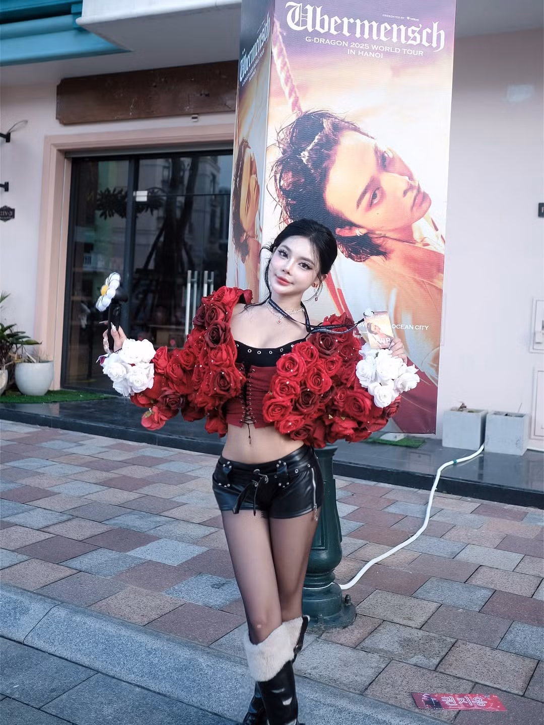 Đáng chú ý, cô gái này không chỉ gây ấn tượng với loạt ảnh "chất lừ" mà còn được chính tài khoản Instagram cá nhân của G-Dragon, @xxxibgdrgn, nhấn nút "thả tim" vào bài đăng. Danh tính của cô nàng lập tức trở thành tâm điểm tìm kiếm. (Ảnh: IGNV)