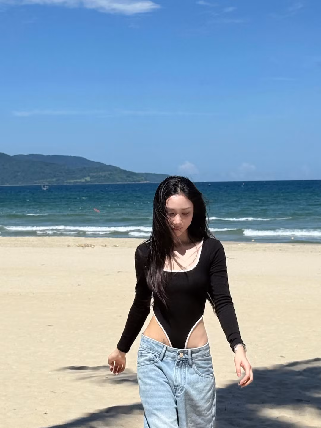 Cô diện chiếc bodysuit cùng quần jeans ống rộng cạp trễ, để lộ phần lớn chi tiết khoét hông "hiểm hóc". (Ảnh: IGNV)