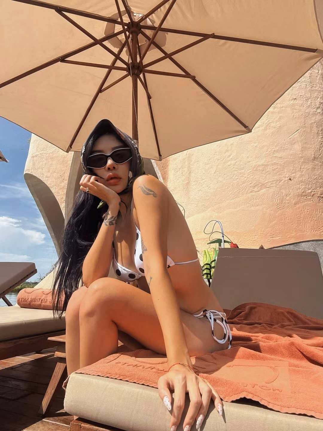 Trước đó, Hạt Mít từng nổi tiếng vì không ngần ngại công khai chuyện phẫu thuật thẩm mỹ. Cô thừa nhận đã trải qua không dưới 10 lần "dao kéo" để có được vẻ ngoài như mong muốn. (Ảnh: IGNV)