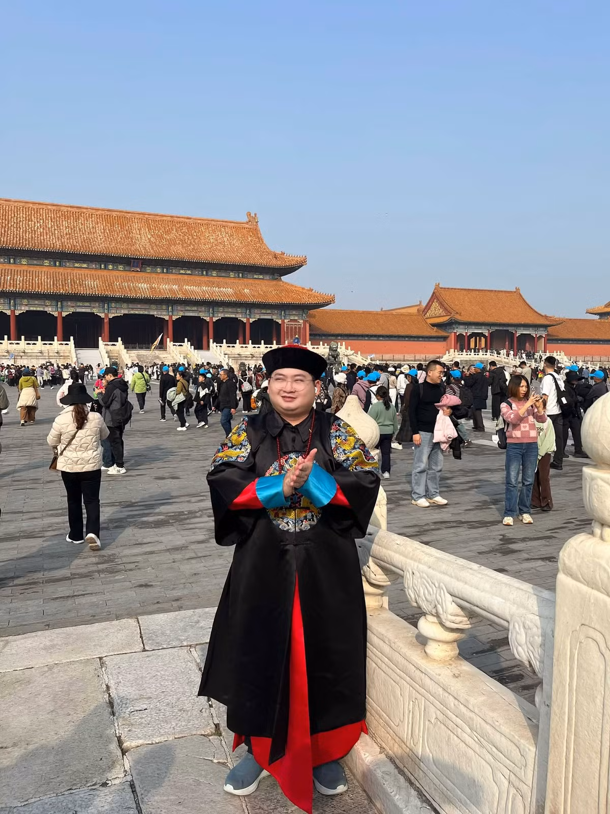 Bức ảnh chụp anh Đức Hiếu trong trang phục Thân vương tại Tử Cấm Thành sau khi được chia sẻ đã tạo nên một cơn sốt trên mạng xã hội Việt Nam, thu hút gần 80.000 lượt tương tác và hàng ngàn bình luận.