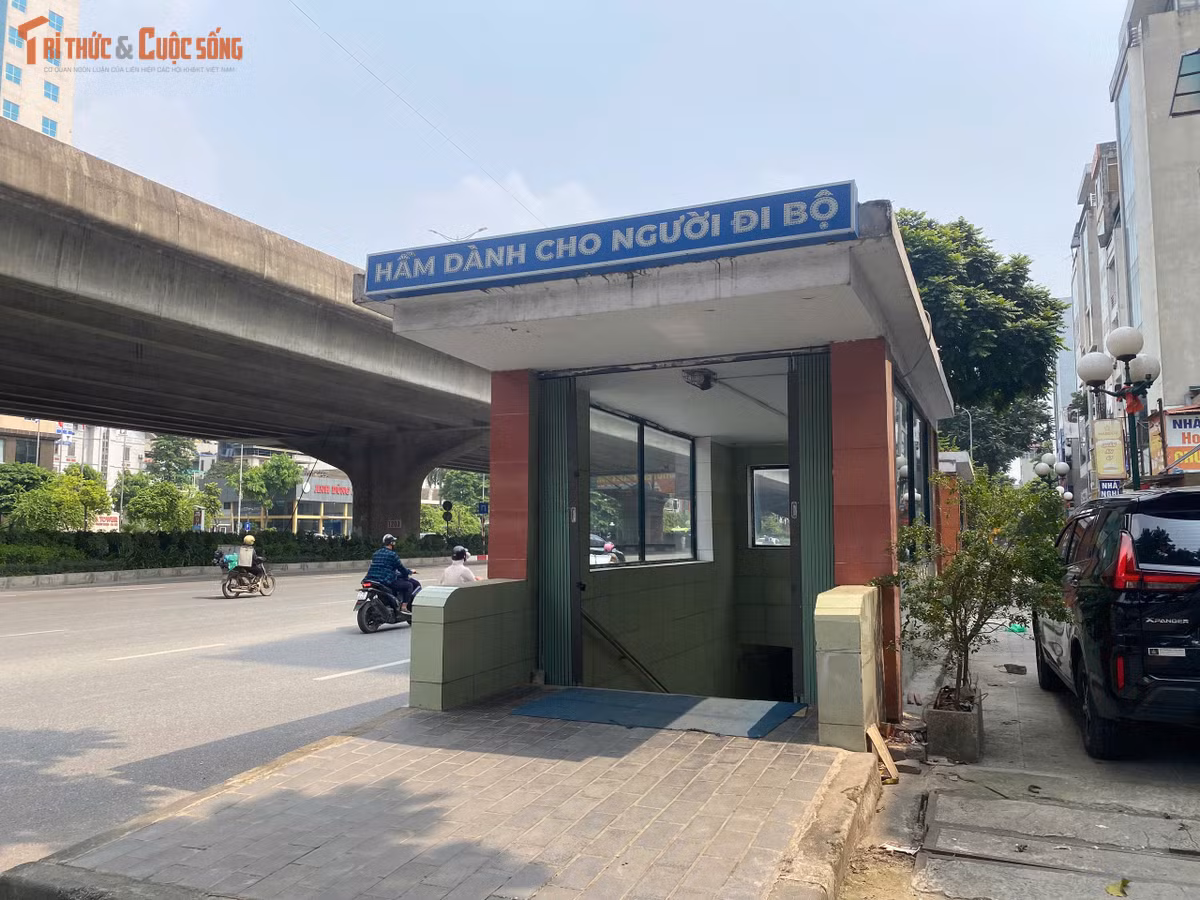 Theo các chuyên gia quy hoạch và giao thông, để kéo người dân trở lại với hầm bộ hành, cơ quan quản lý cần khẩn trương rà soát, duy tu và sửa chữa dứt điểm các hạng mục xuống cấp. Đồng thời, cần nghiên cứu tích hợp thêm các tiện ích hiện đại, tối ưu lối tiếp cận gắn với nhà chờ xe buýt và các phương tiện công cộng, đưa hầm bộ hành thực sự trở thành lộ trình an toàn, thuận tiện và thân thiện đối với người đi bộ Thủ đô.